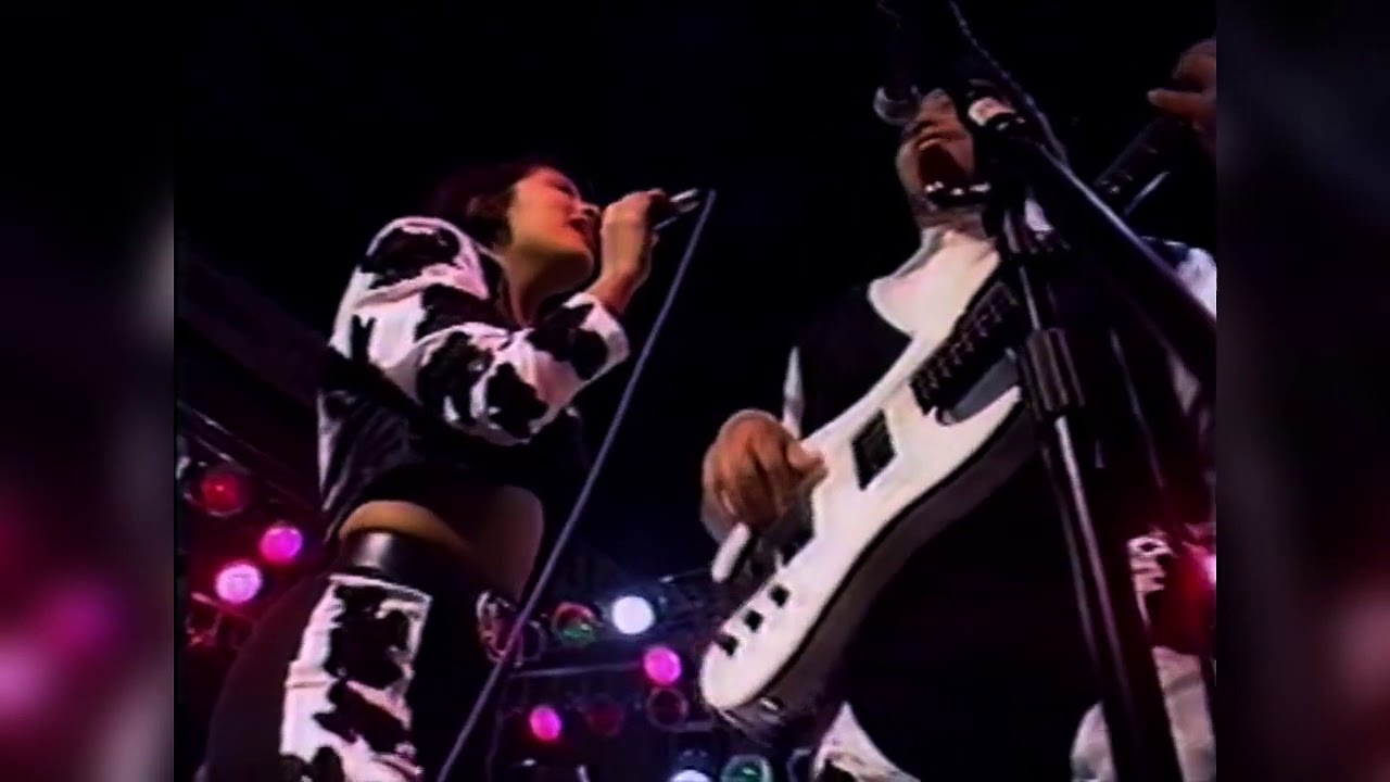 Selena - Besitos (Live from San Antonio)