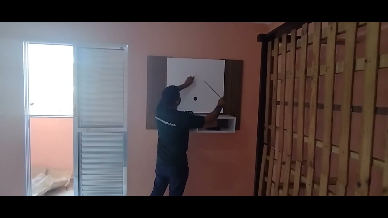 montando painel para tv, fazendo instalação de painel na parede.