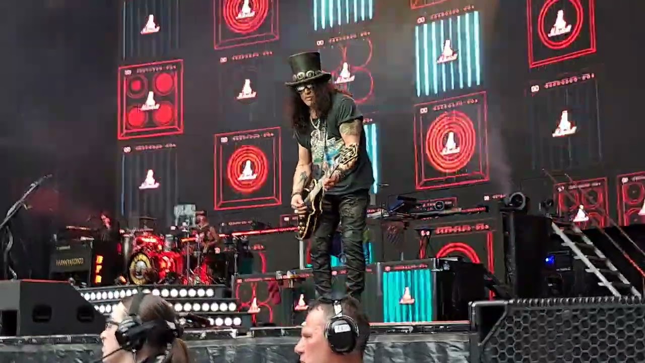 Guns N' Roses (live) - Slither (Velvet Revolver cover) - Tottenham Hotspur Stadium, London 2022