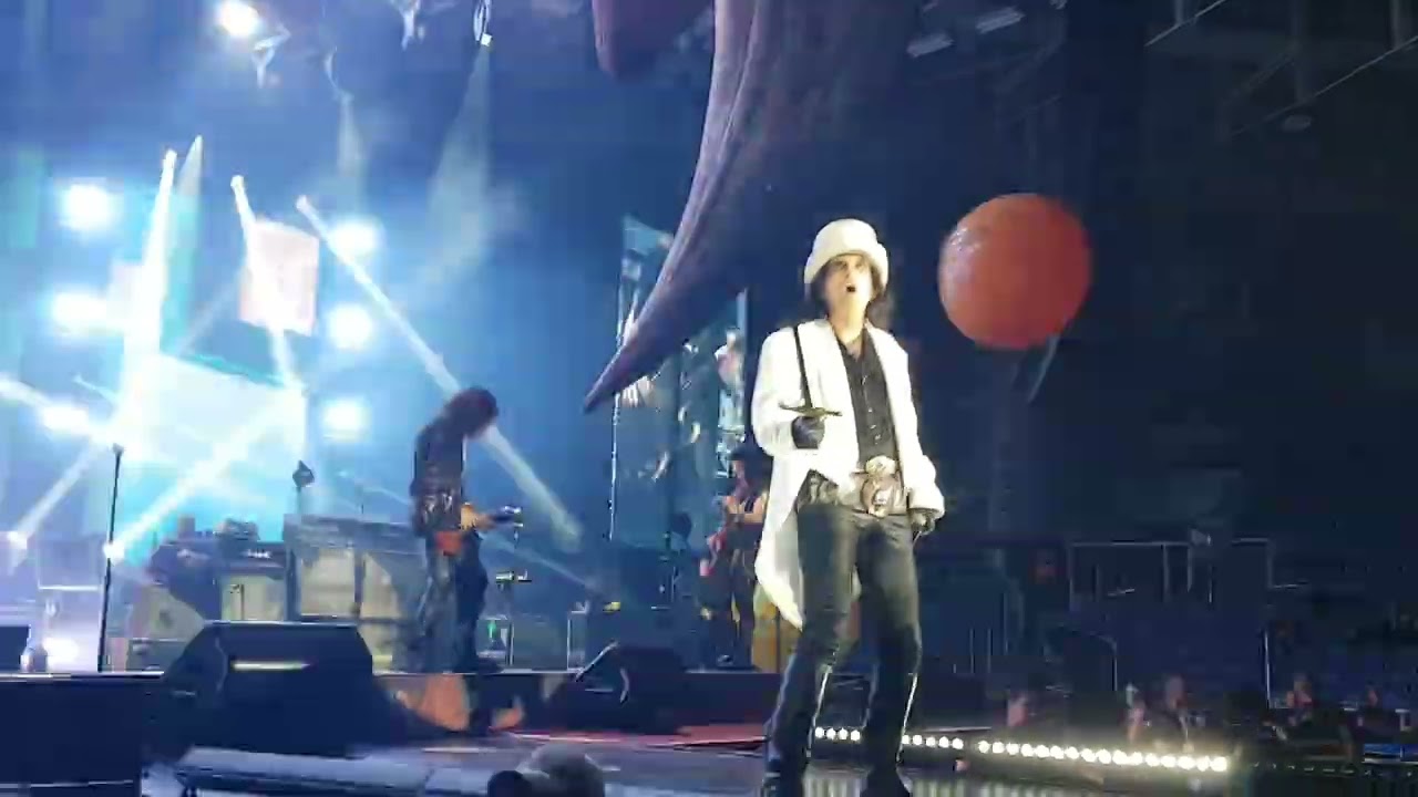 The Hollywood Vampires - School's Out (Brno,Winning Group Arena 16.7.2023)