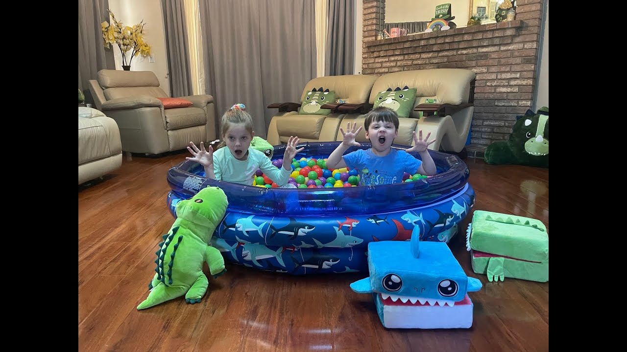 Pool Adventure: Sharks, Dinosaurs, Balls