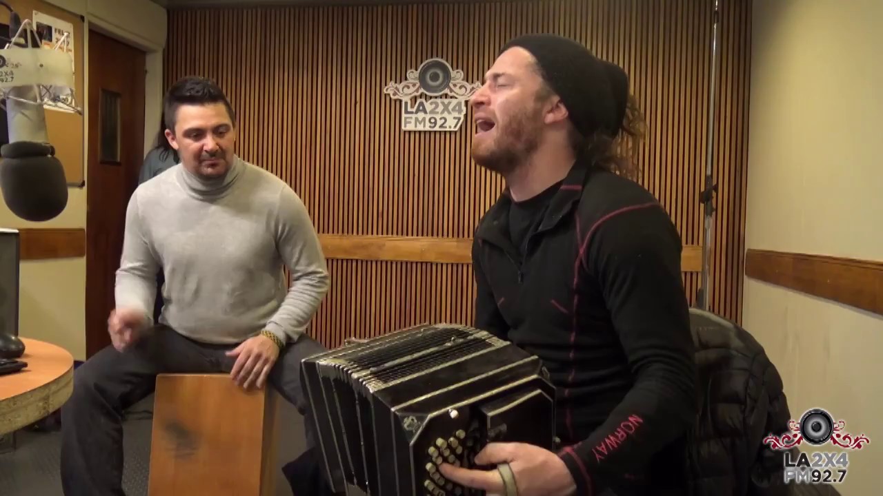 Leonel Gasso interpreta el candombe "Biricuyamba" en "El Arranque"