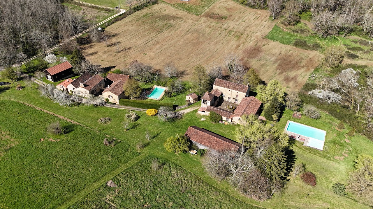 467 - Charmant hameau familiale, composé de 5 gites, sur 12Ha de terres.