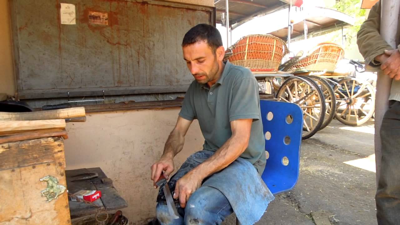 Büyükada'da bir nalbant nal yapıyor
