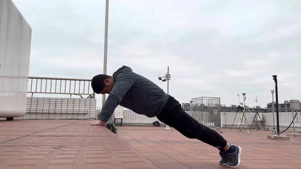 Exercise on the rooftop of the Guangzhou environmental monitoring center.