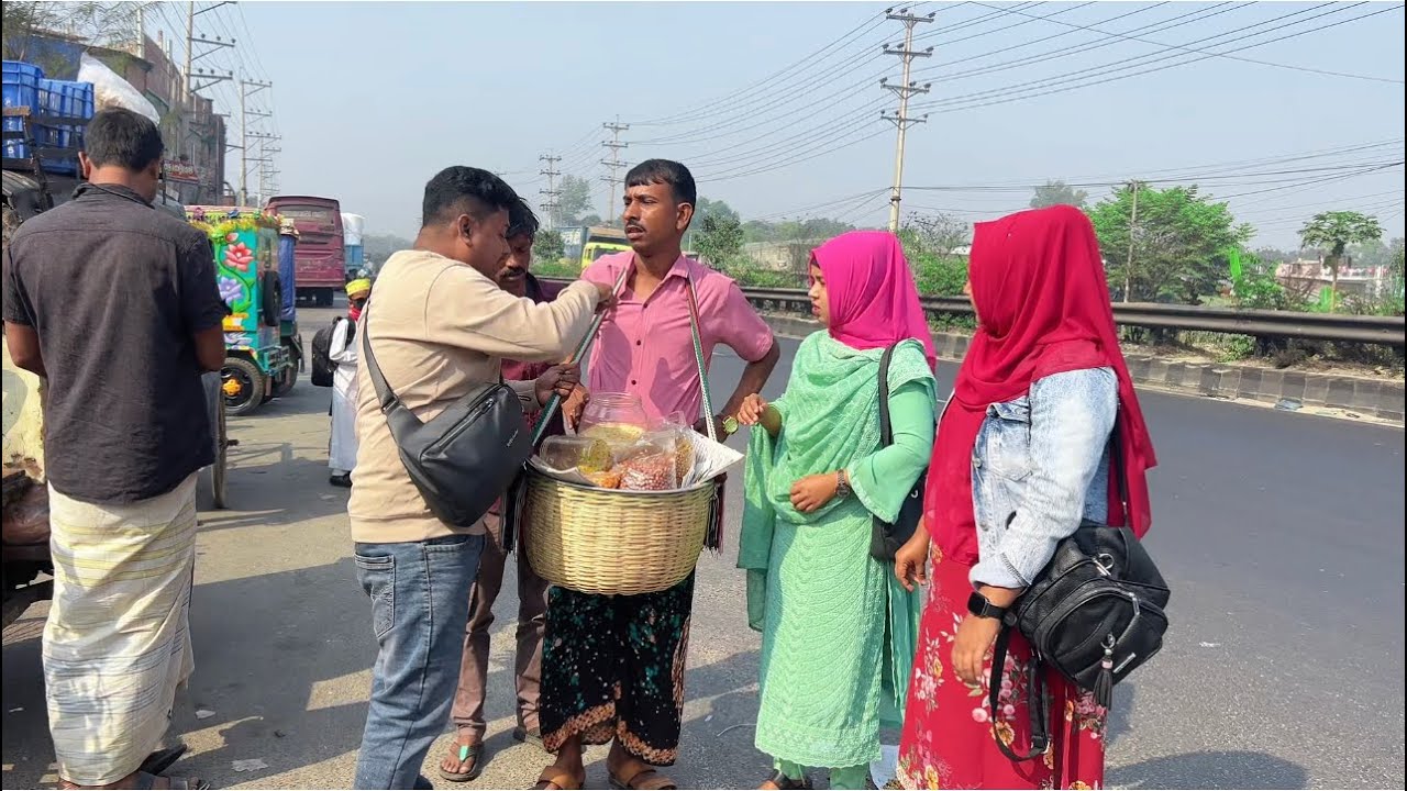 ঝালমুড়িতে ভেজাল দেওয়ার কারনে হকার কে উচিত শিক্ষা দিল জনগণ