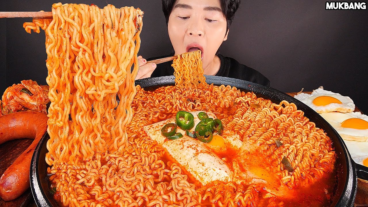 острая лапша тофу и колбаса SPICY TOFU NOODLES 🍜 SAUSAGE KIMCHI EGGS EATING ASMR MUKBANG