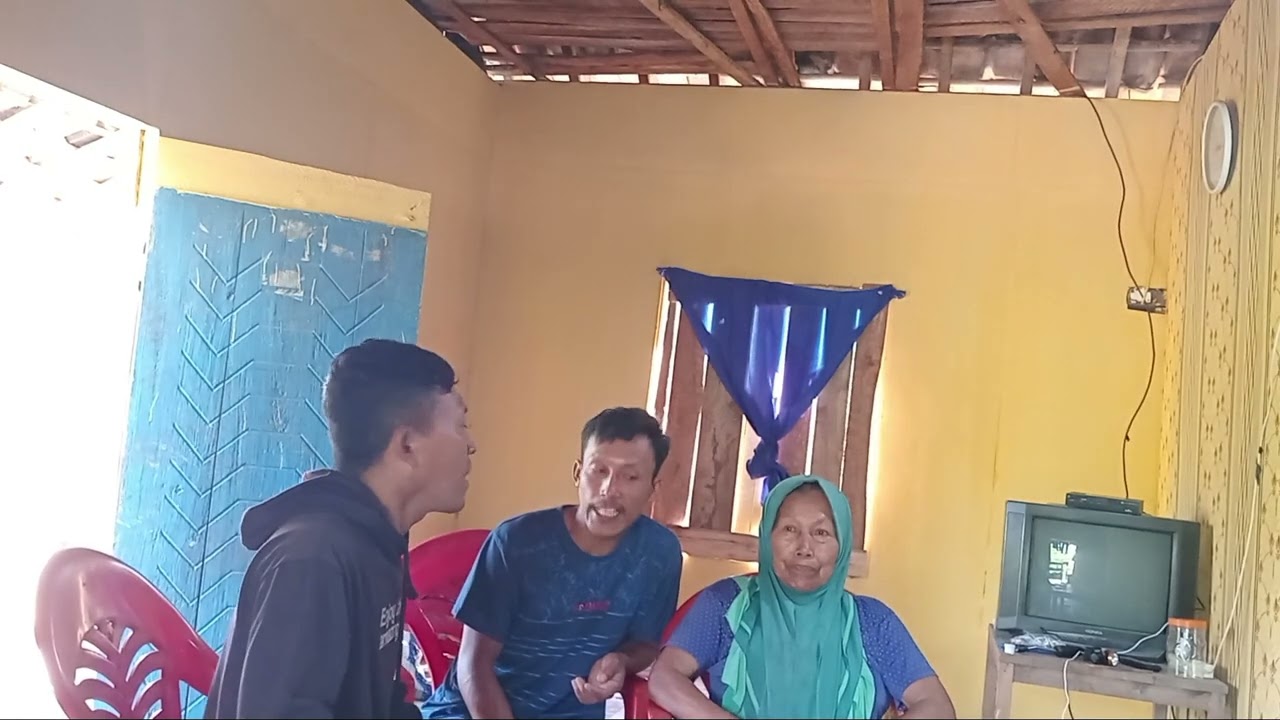 RUSDI SEDANG MERAPIHIN KAMAR IBU NYA PAGI INI