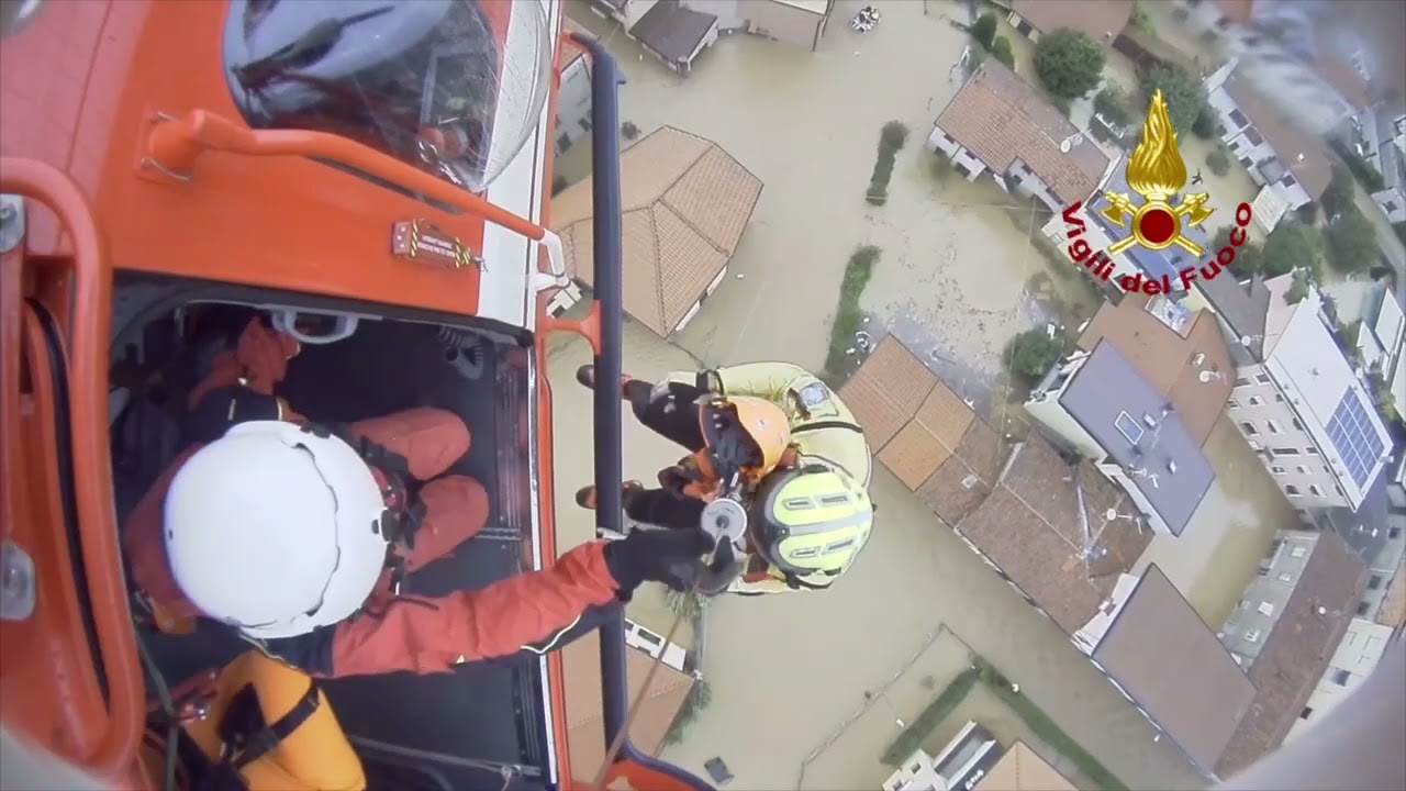 Mamma e bimbo di 10 mesi si rifugiano sul tetto dell'auto in acqua: salvati dai dei vigili del fuoco