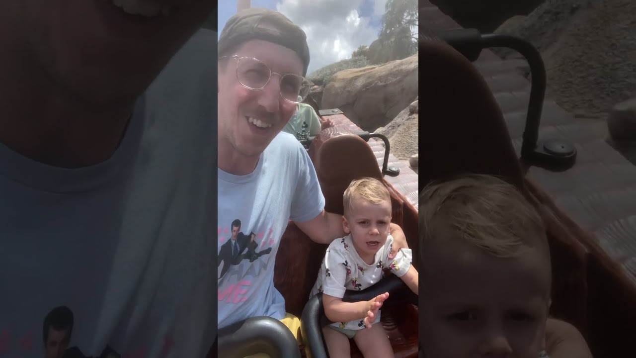 МОЙ ДВУХЛЕТНИЙ РЕБЁНОК КАТИТСЯ НА МОЁМ ПОЕЗДЕ &laquo;СЕМИ ГНОМОВ&raquo;! #Disney #Magickingdom #Americancoaster