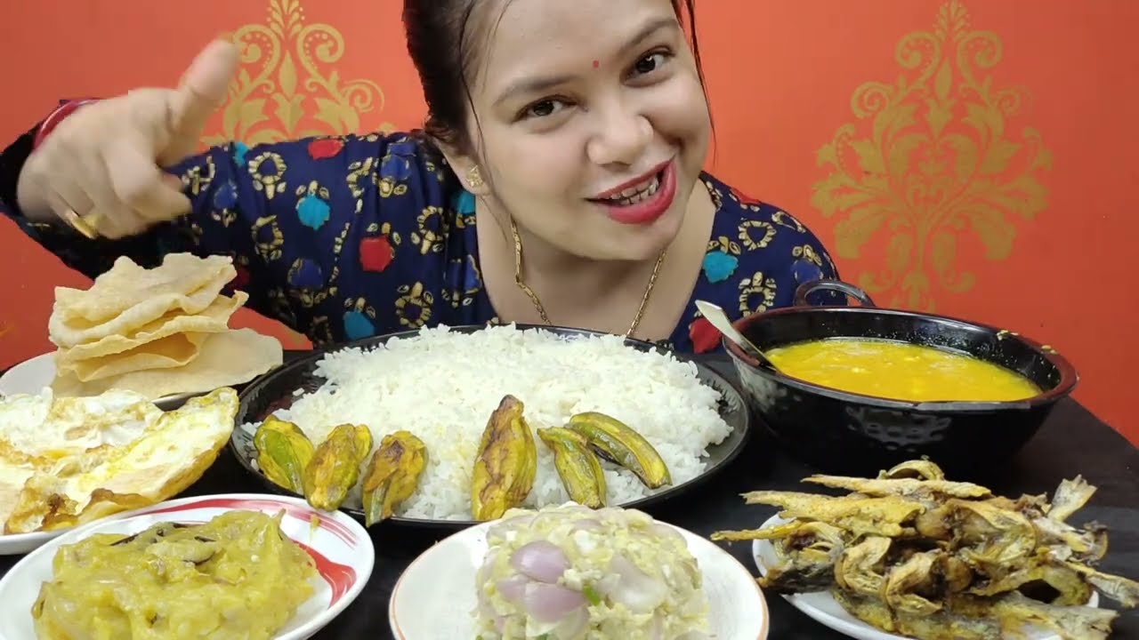 Eating Rice With Dal Paturi,2Types Of ALU Varta,Egg poch,Fish Fry, parwal Fry And Papad।।