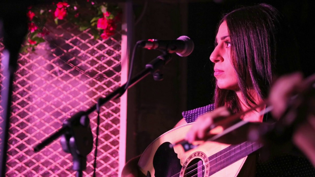 Αμυγδαλοτσακίσματα  -  Δήμητρα Καχριμανίδη