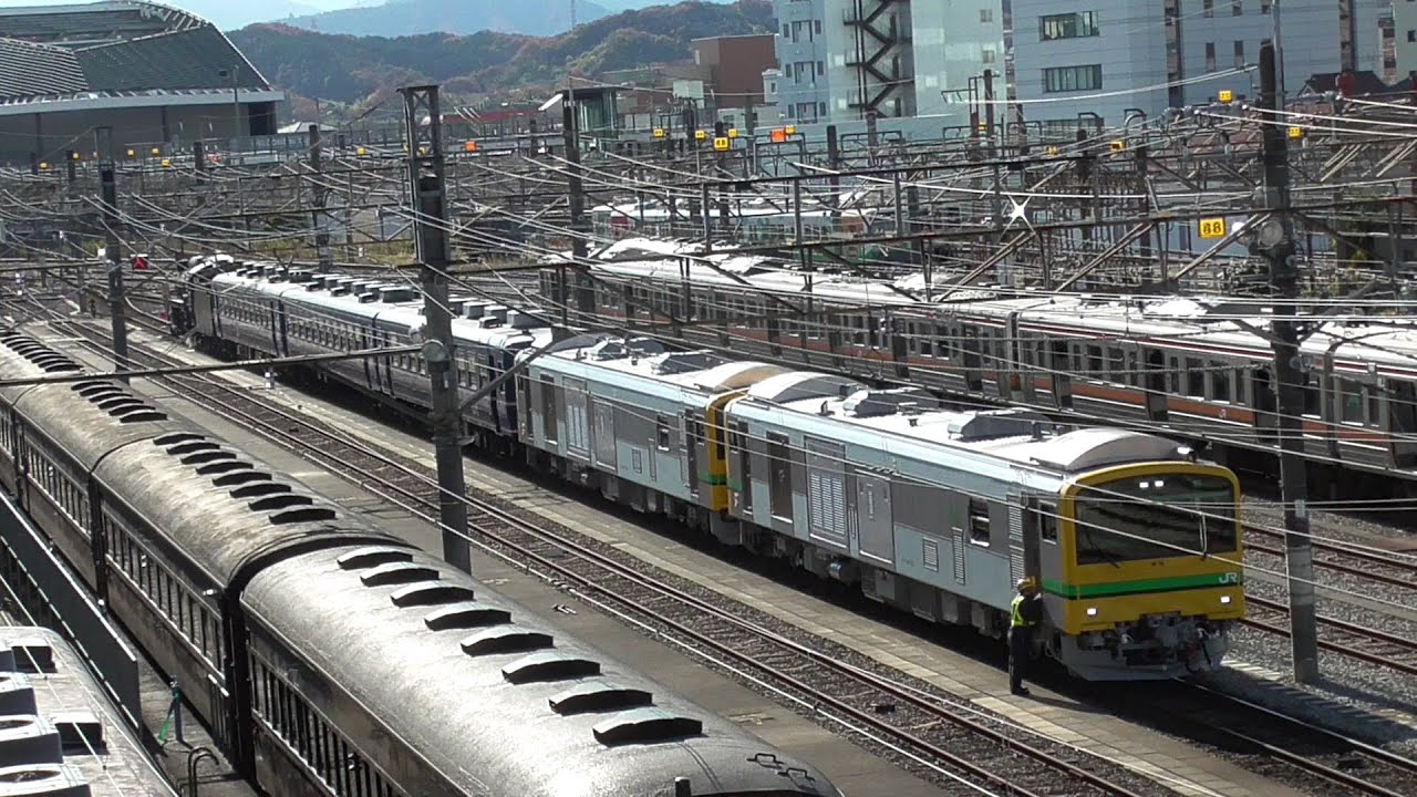 2024年11月27～28日、12月4日　本線での試運転に向けて準備中の　GV-E197系 気動車 200番台 TS08編成＋オヤ12 1＋12系客車2両＋蒸気機関車 D51 498　JR高崎駅