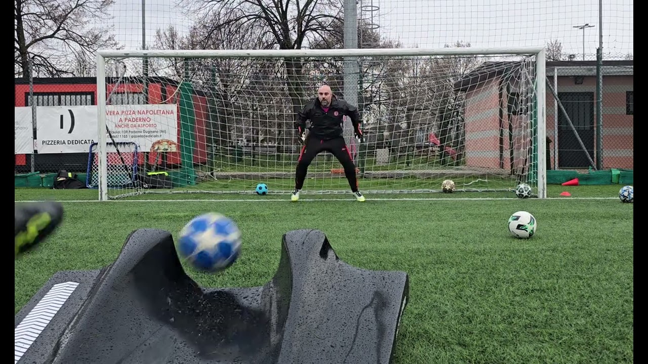 Allenamento giovani portieri, seconda prova al deviatore per me, desolante 🤣🤣🤣, training goalkeepers