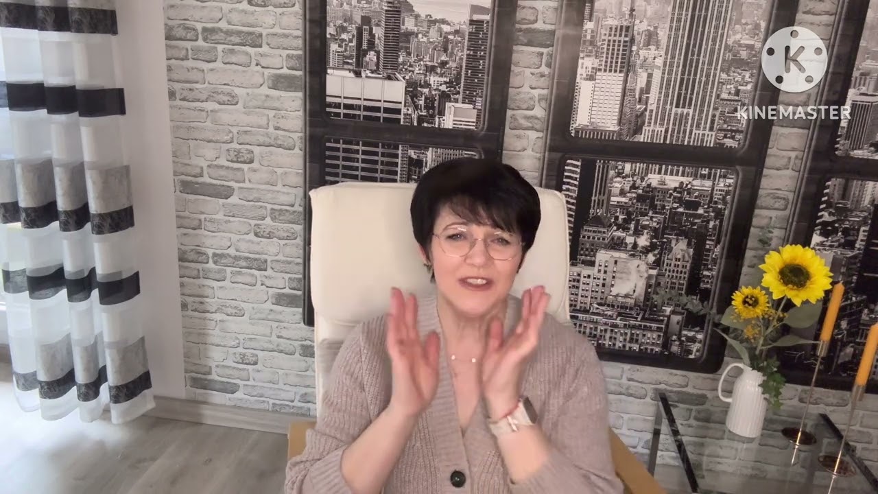 ￼ моё первое видео🙈 давайте знакомиться😊 сажаю цветы🌹 и немного о нашей стройке на дороге🙃