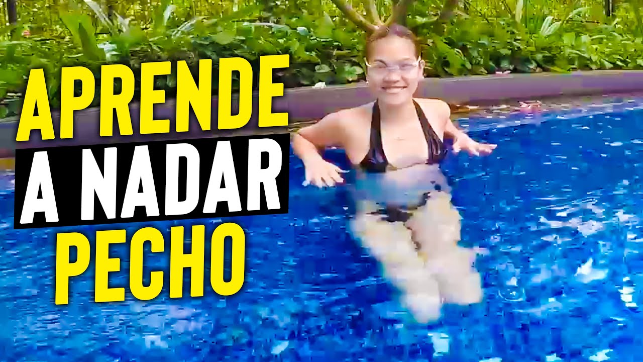 Principiante mujer aprende a nadar PECHO deslizando mejor