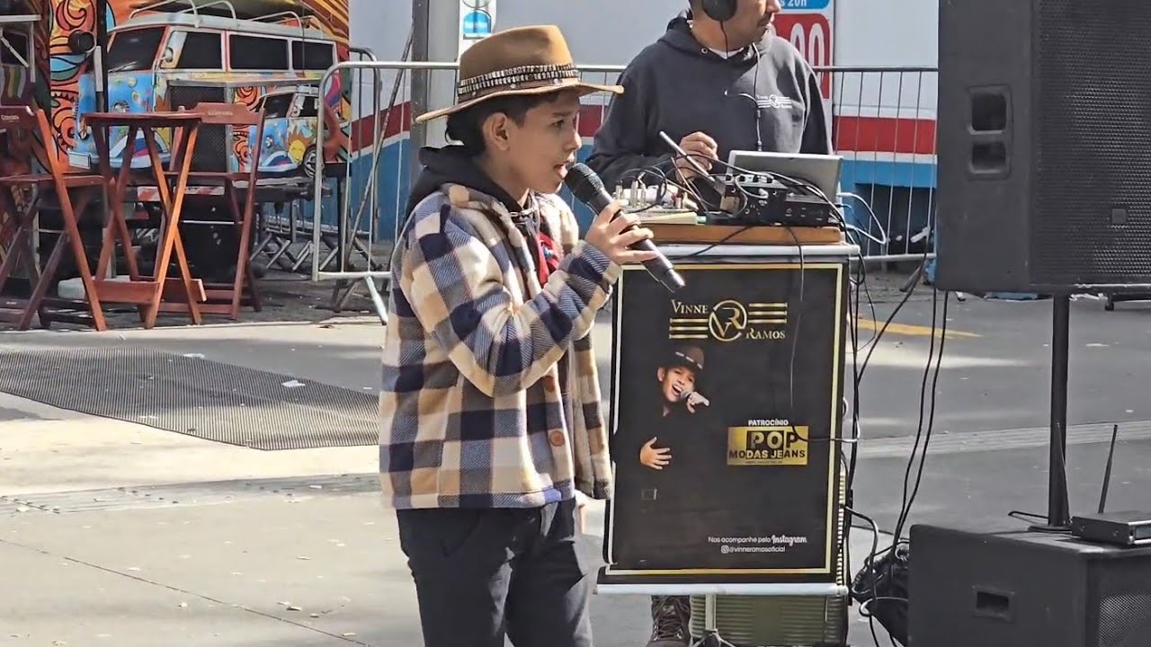 ESSE GAROTO CANTAR DEBAIXO DE UM SOL FORTE NA AVENIDA PAULISTA SAO PAULO