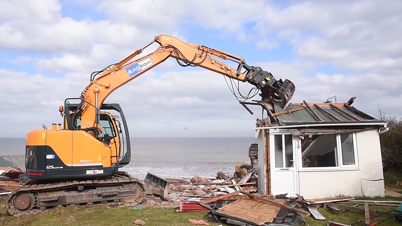 Hemsby homes hanging over cliffs demolished