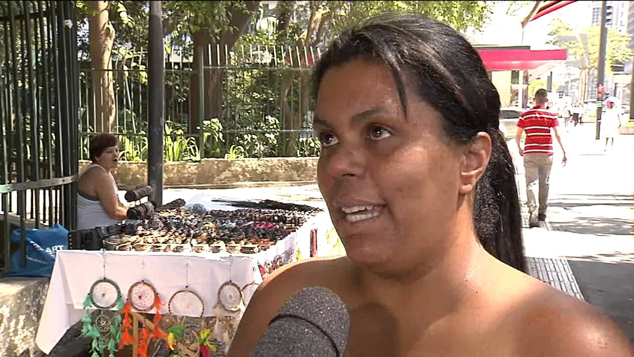 Sem emprego, saída é vender artesanato na rua