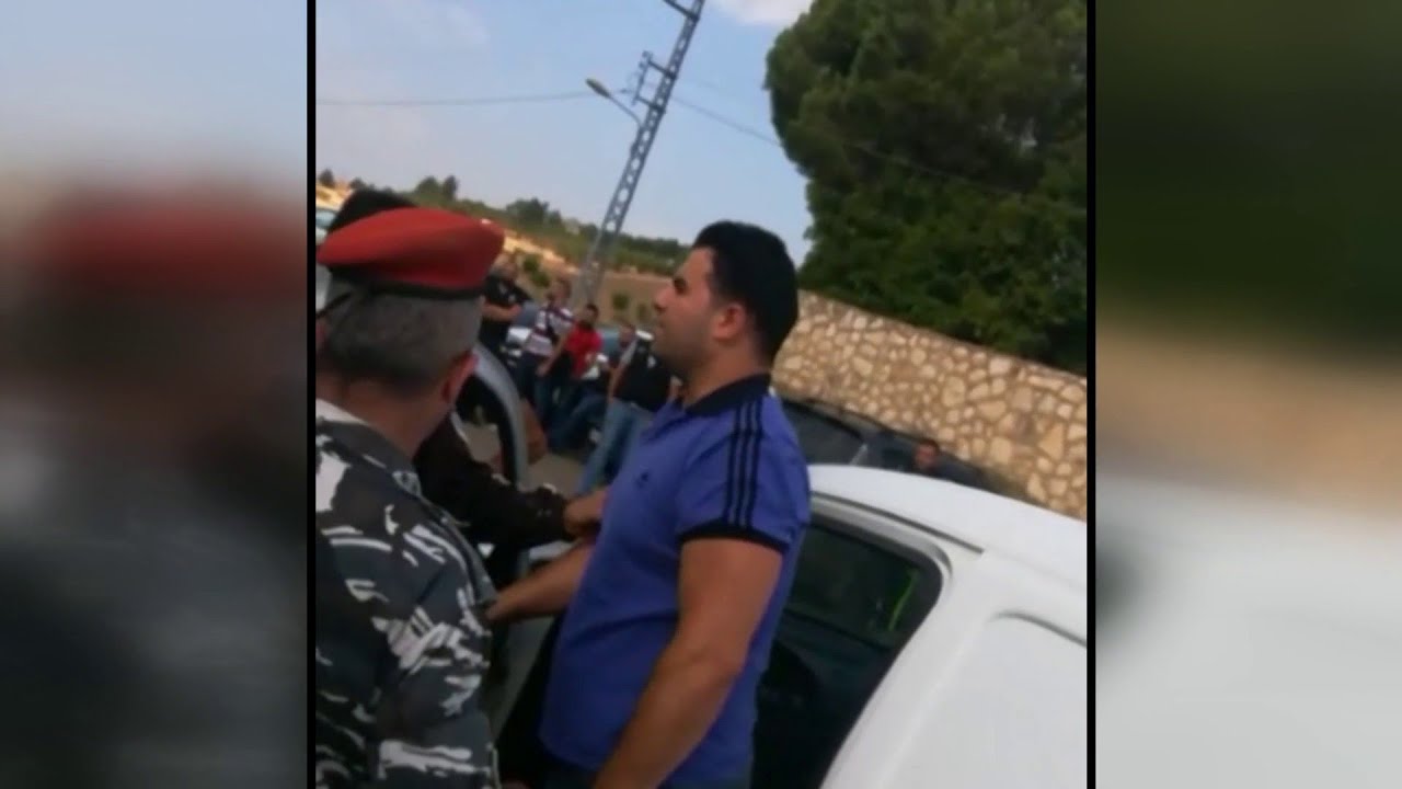 شاهد... مؤيد لنبيه بري يتهجم على المتظاهرين في النبطية بلبنان