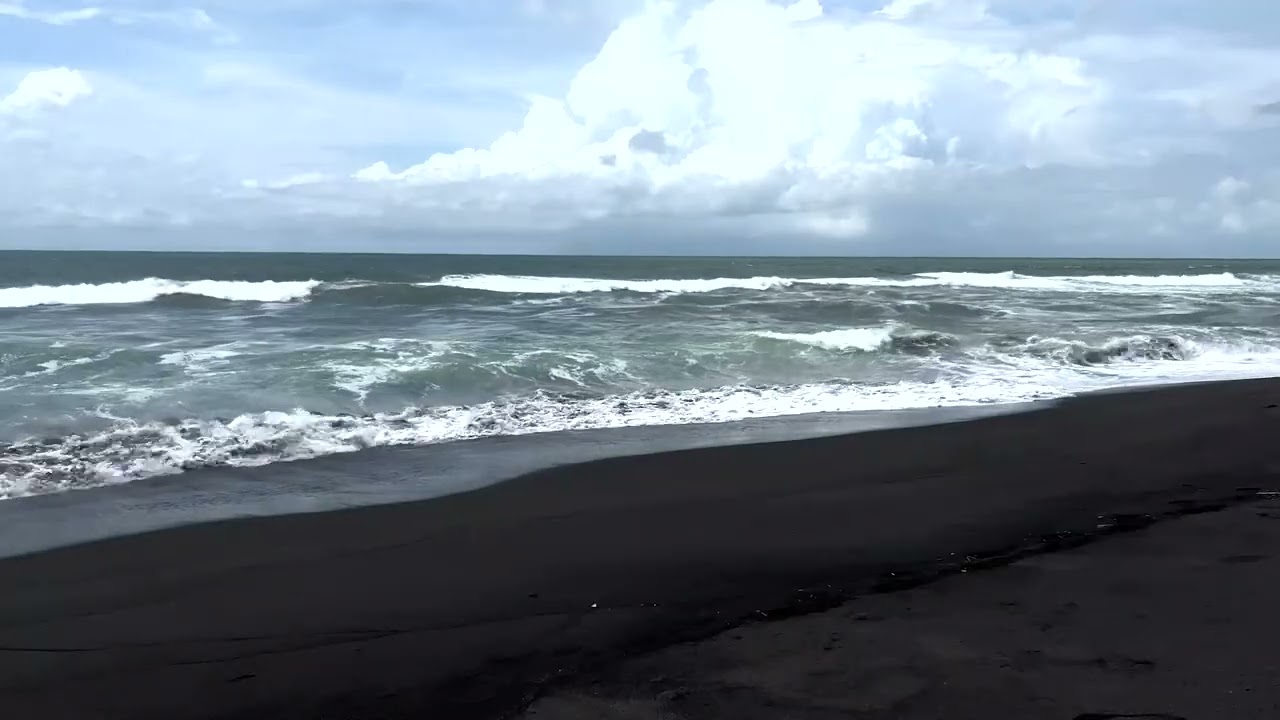 Soft Beach Waves That Slow Everything Down