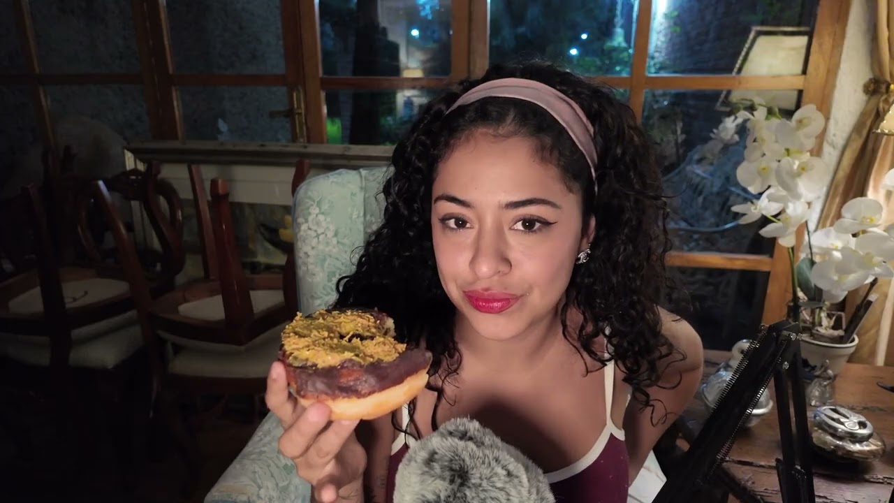ASMR / SONIDOS CON LA BOCA (comiendo una dona de chocolate de DUBAI)