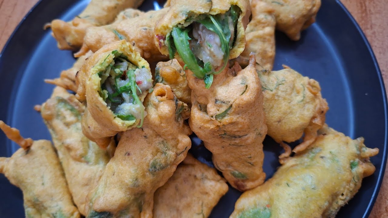 RAMZAN SPECIAL CHICKEN STUFFED PALAK PAKODA || CRISPY PALAK PAKODA || #ramzanspecial #palakpakodi 