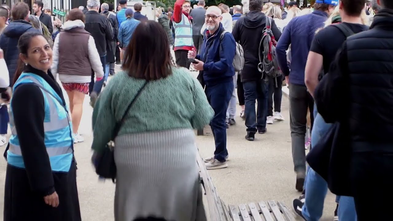 The Queue For The Queen's Lying-In-State. The whole thing in ten minutes.
