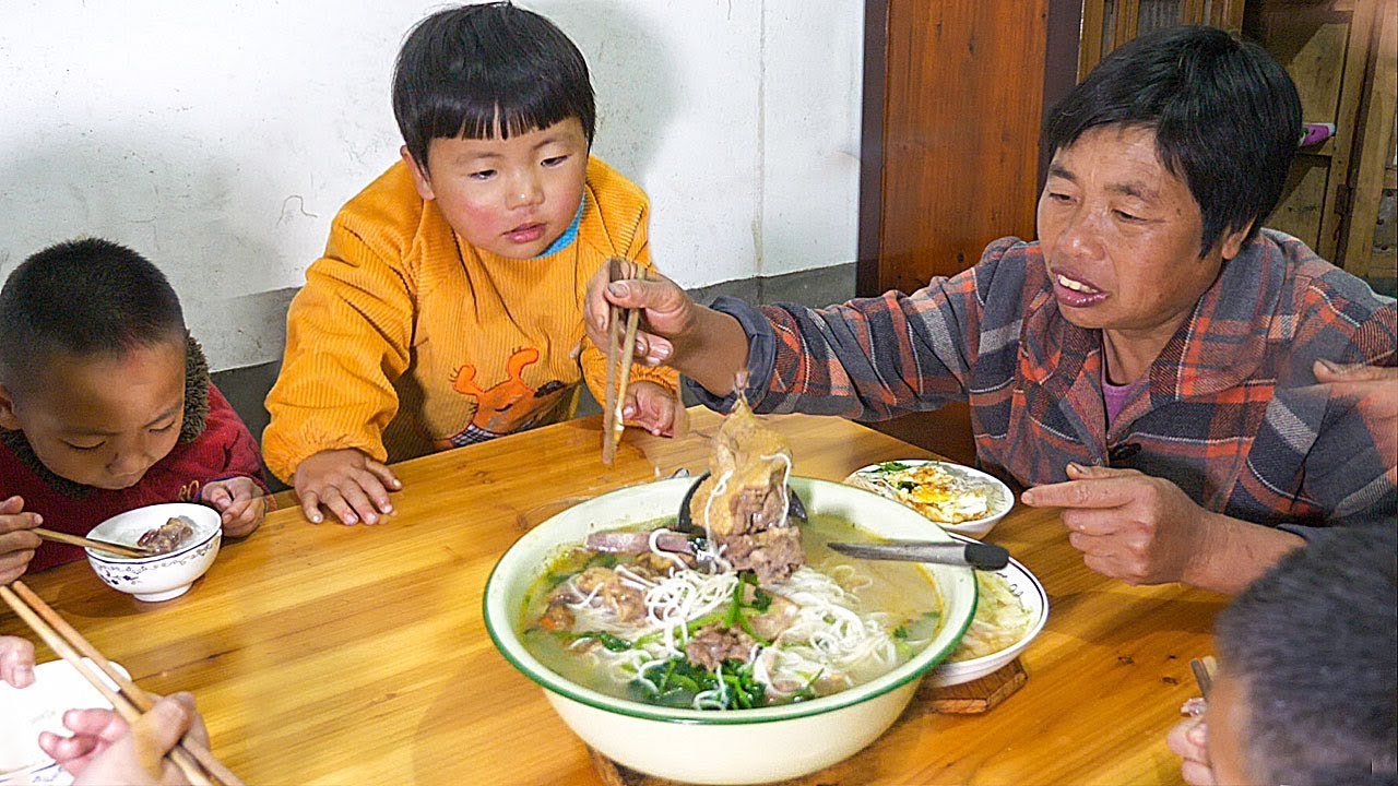 婆婆過生日，煮一盆米粉湯，生活平淡才是真 | Mother-in-law birthday, cook a pot of rice noodle soup, life is plain is true