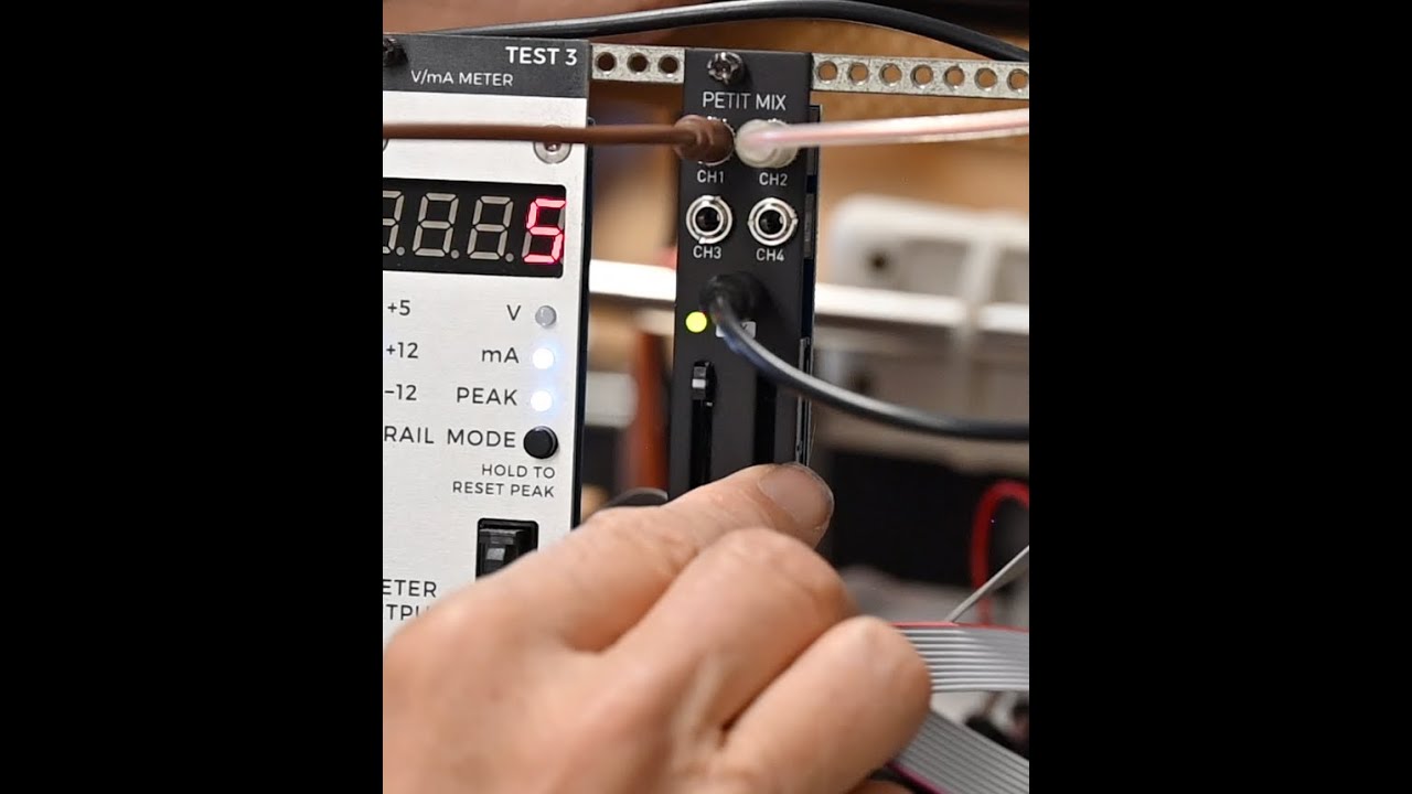 К.К. собирает набор Petite Mix из компонентов Patching Panda и Eurorack.