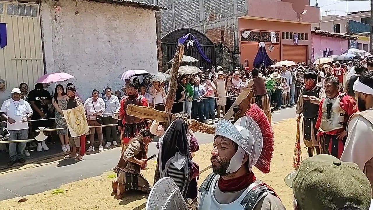 Viacrucis Semana Santa en Indaparapeo 2025 compromiso fe y pasión de una comunidad completa