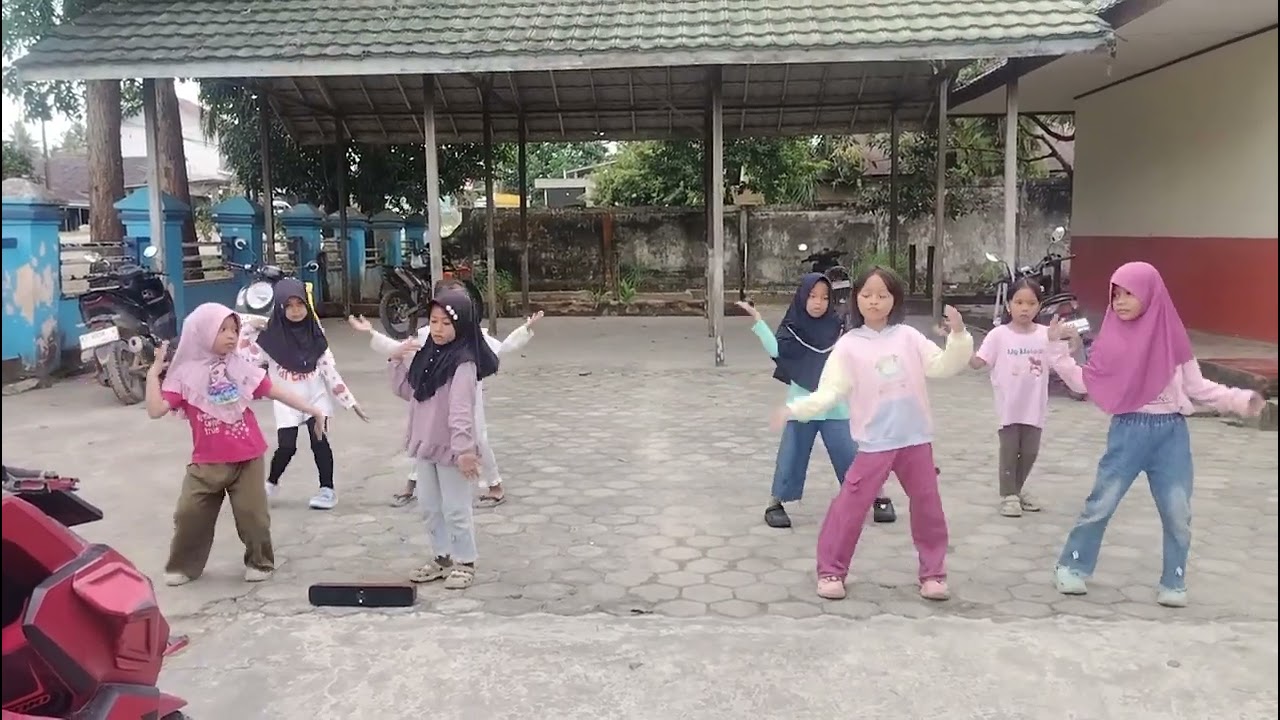 Tari Wonderland kls 1A pada Jumat kreasi #kelassatu #dance #pentasseni #minatbakat #sekolah 
