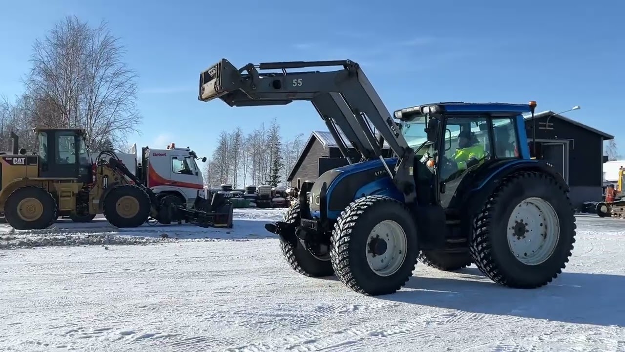 Huutokaupataan Valtra N141H etukuormaajalla I Huutokaupat.com