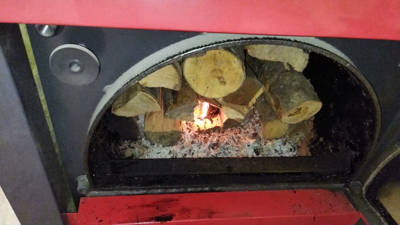 Cat timp arde o încărcătură de lemne in centrală Atmos