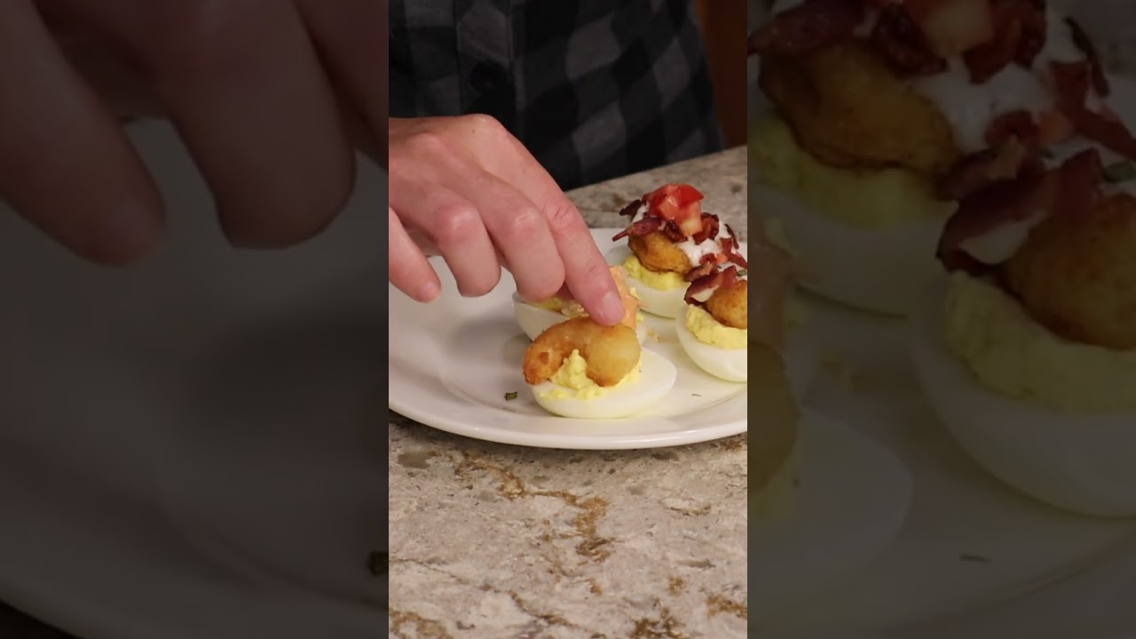 Набор пасхальных яиц, фаршированных майонезом.