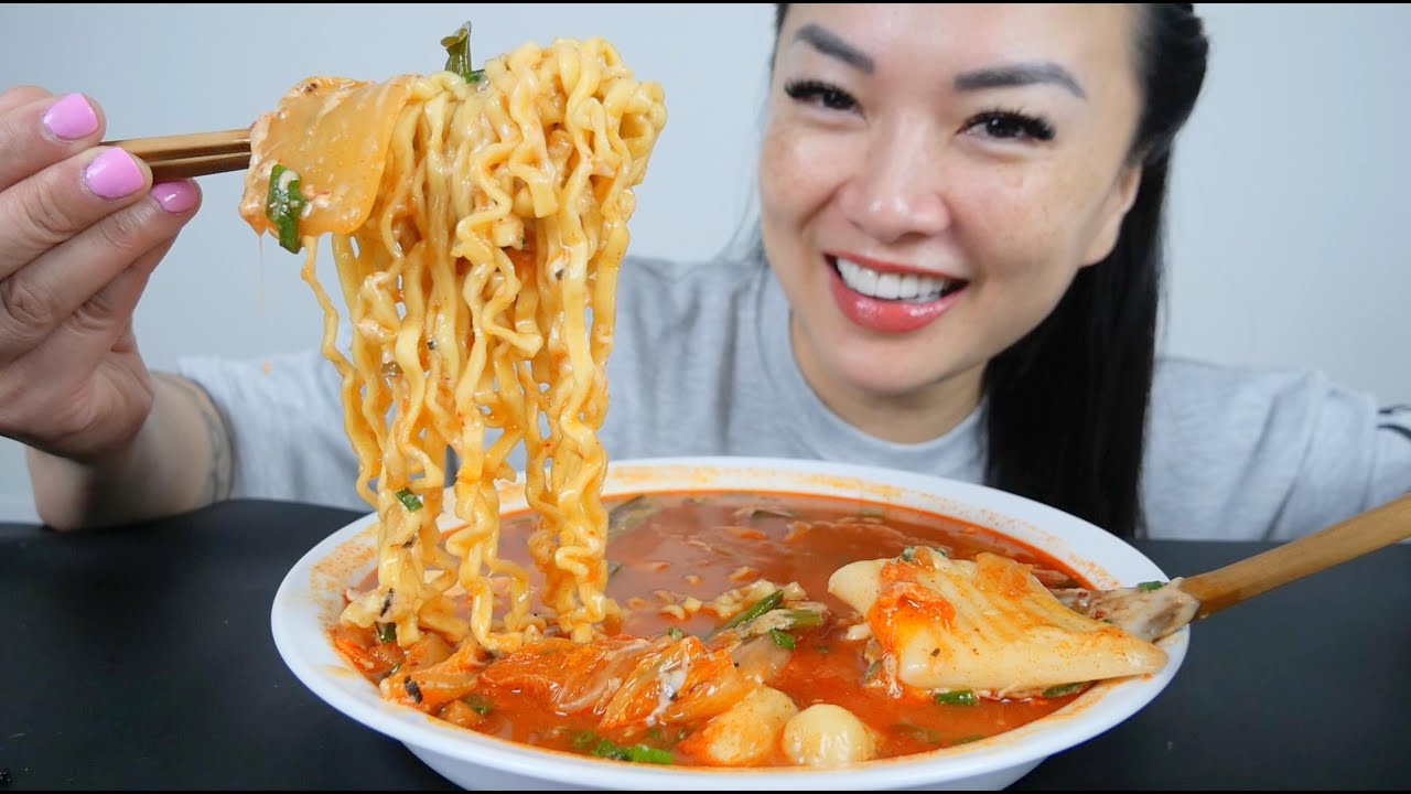 SPICY SAMYANG NOODLE STEW TYPE (ASMR EATING SOUNDS) LIGHT WHISPERS | SAS-ASMR
