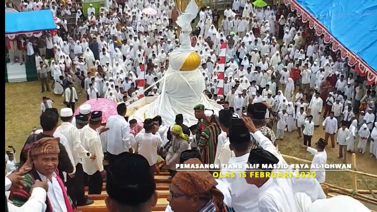 menegangkan..!! detik-detik pemasang kubah masjid AL-IKHWAN dusun olas,kabupaten SBB