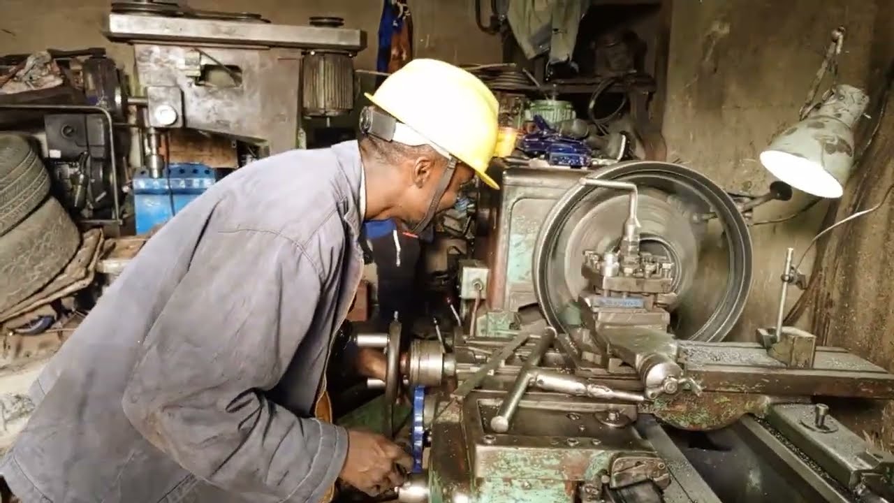 Tournage des pièces mécaniques jante moto par Ir Bahati tourneur