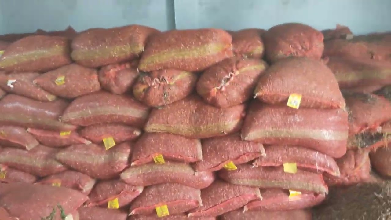 నూనె తీయని వేప పిండి ని తాయారు చేసే విధానము. 2-3% నత్రజని,1% భాస్వరం, 1.4% పొటాష్ పోషకాలున్నాయి.