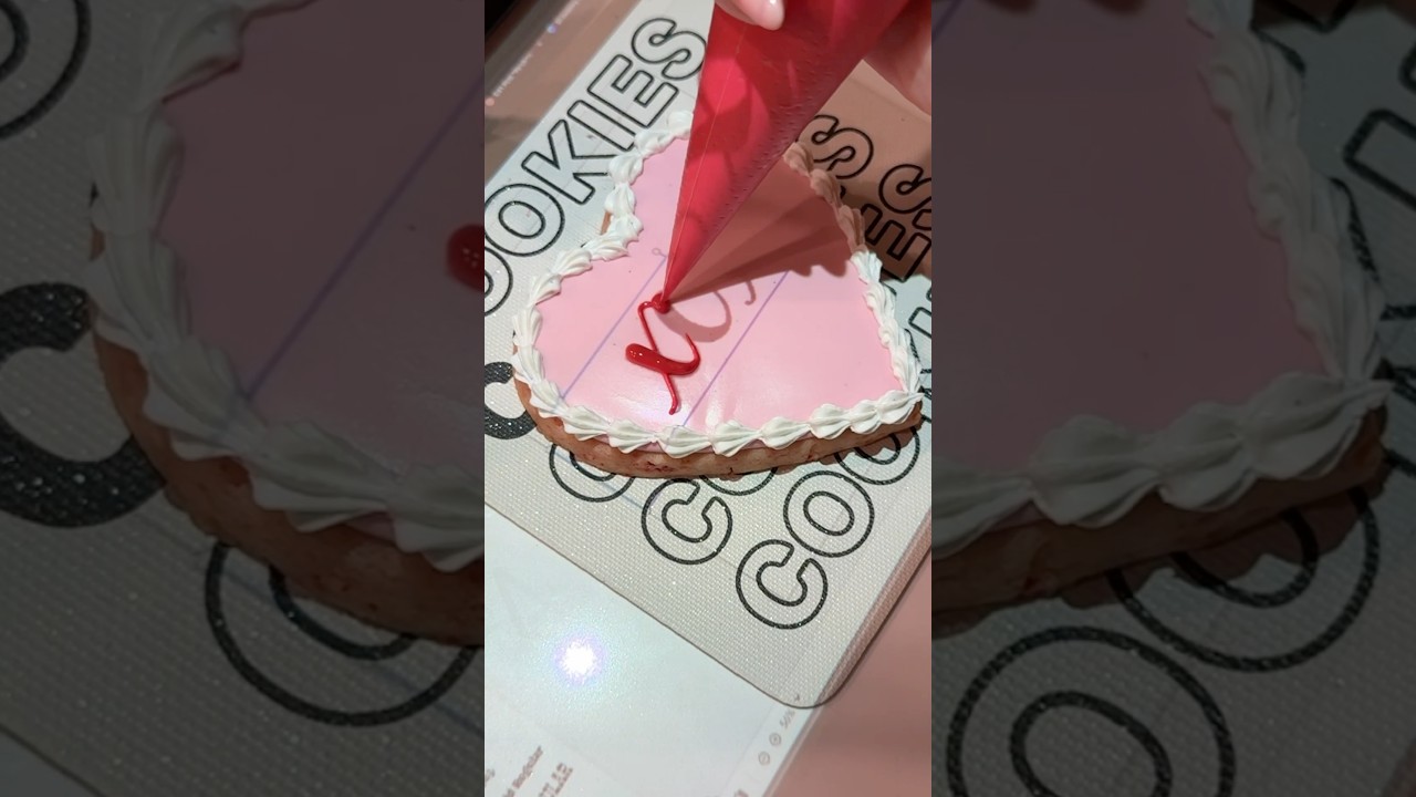 How to decorate heart cookies for Valentine&rsquo;s Day #cookiedecorating #royalicing