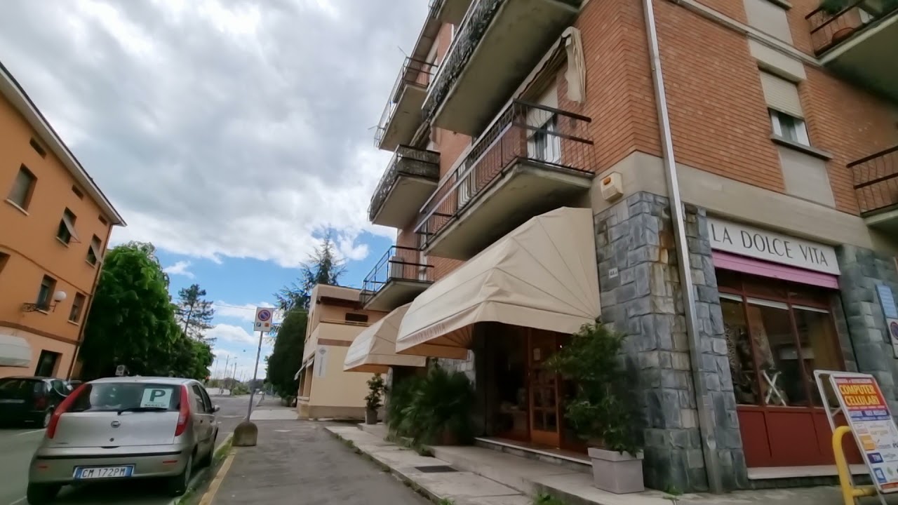 Sant'Ilario d'Enza, attività produttive in pausa pranzo. La diffidenza dei passanti al videoracconto