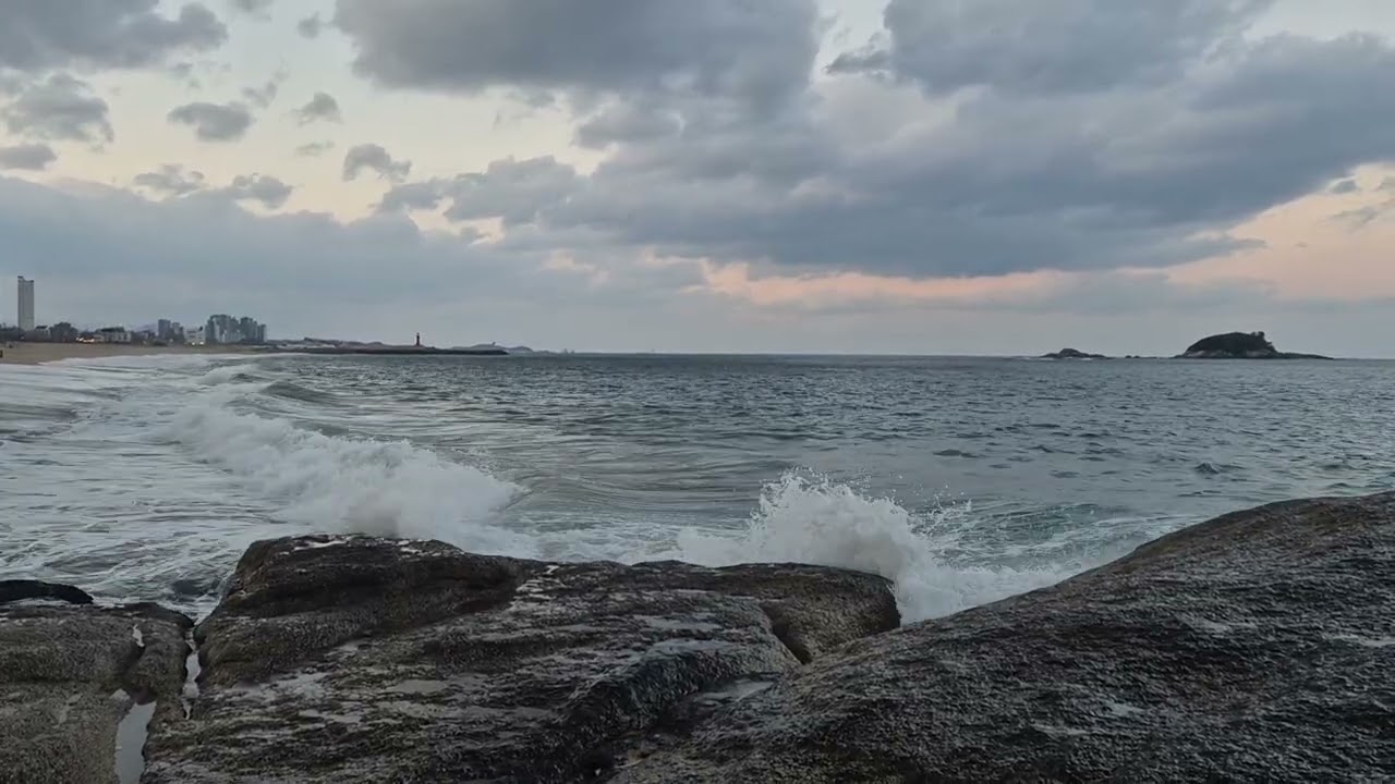 청간정 바위의 파도