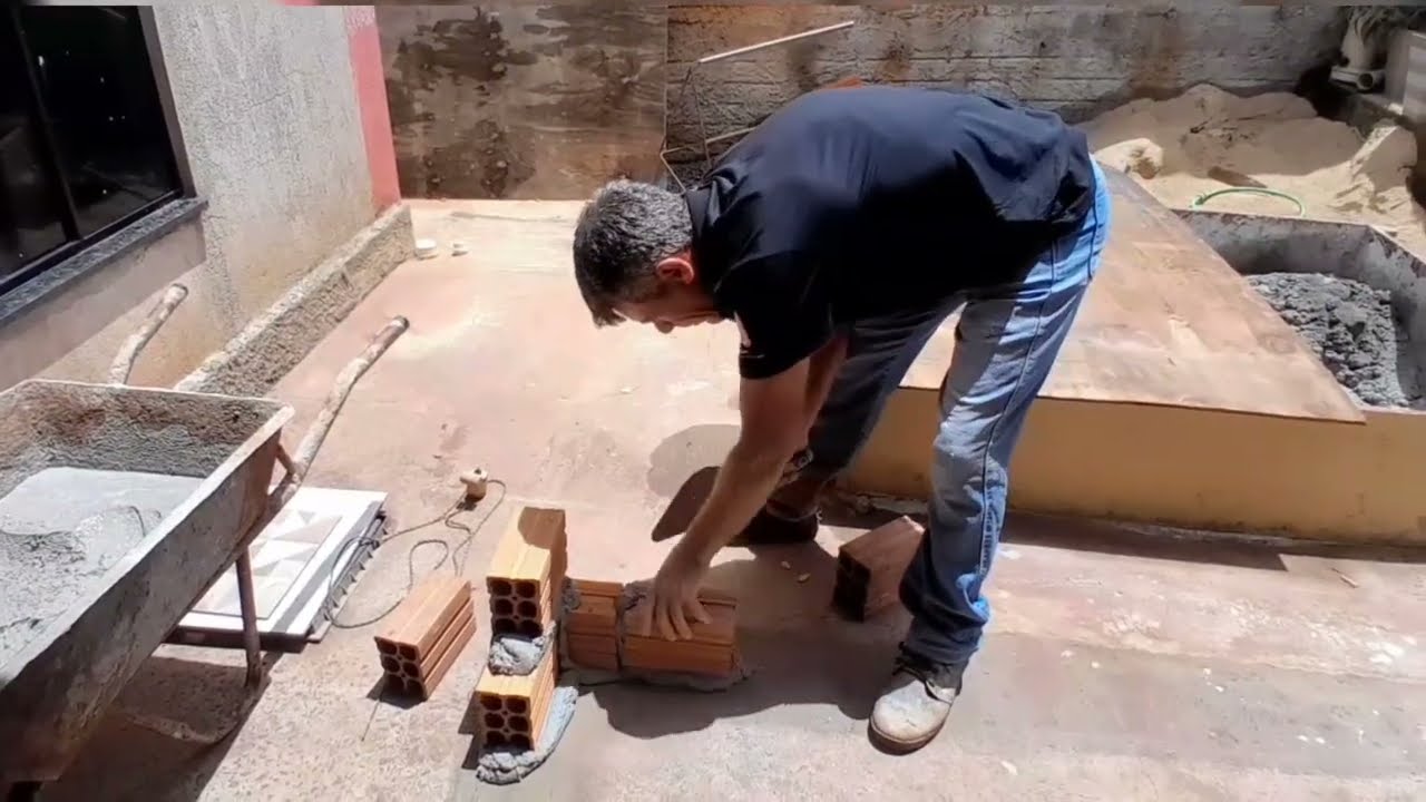 Quarto vídeo da construção do nosso quarto suíte econômico.  Assentamento de tijolos na amarração. 