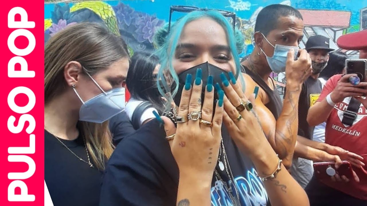 KAROL G sorprende a sus fanáticos del barrio urbano Comuna 13 en COLOMBIA 🇨🇴 : 