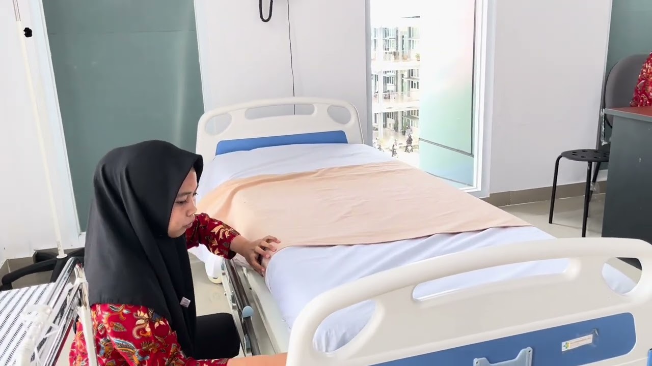 Menyiapkan tempat tidur pasien