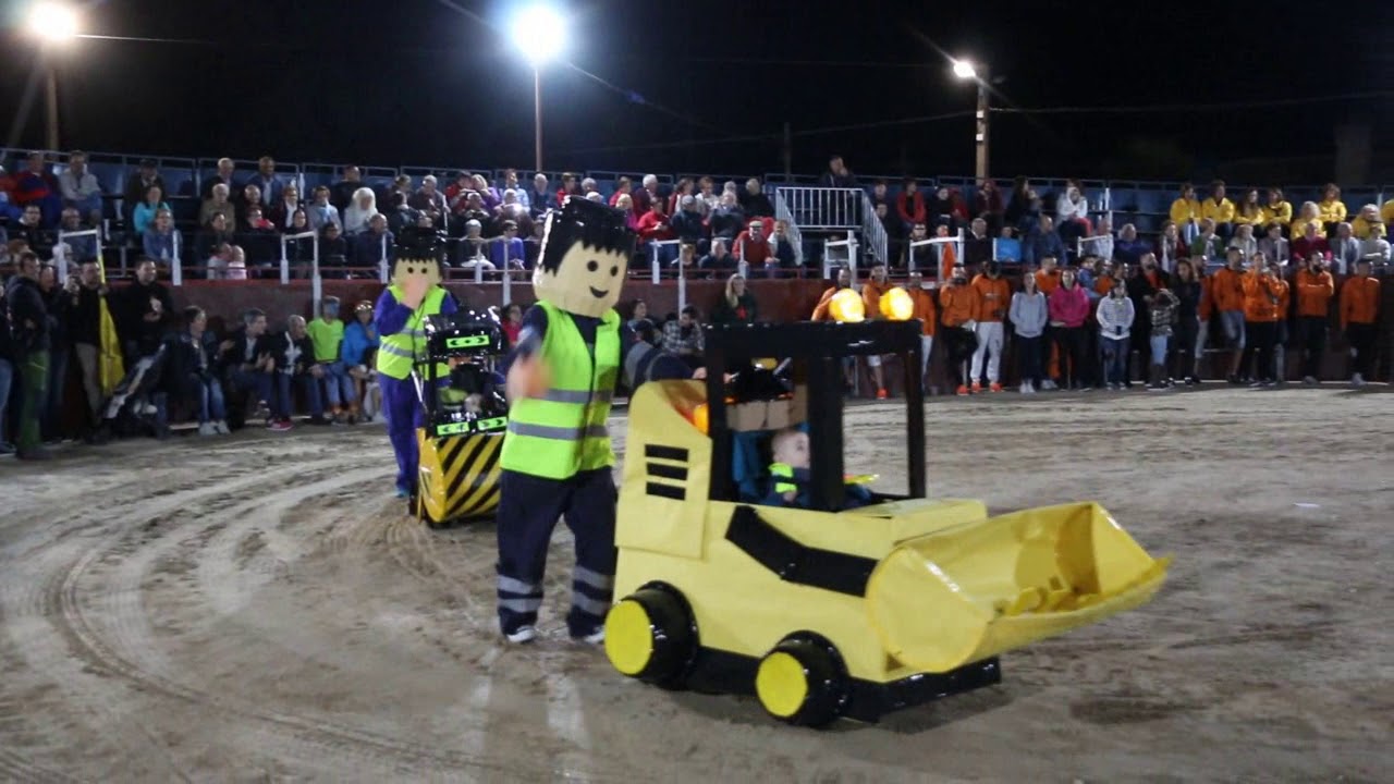 Desfile de peñas y carrozas en Barruecopardo