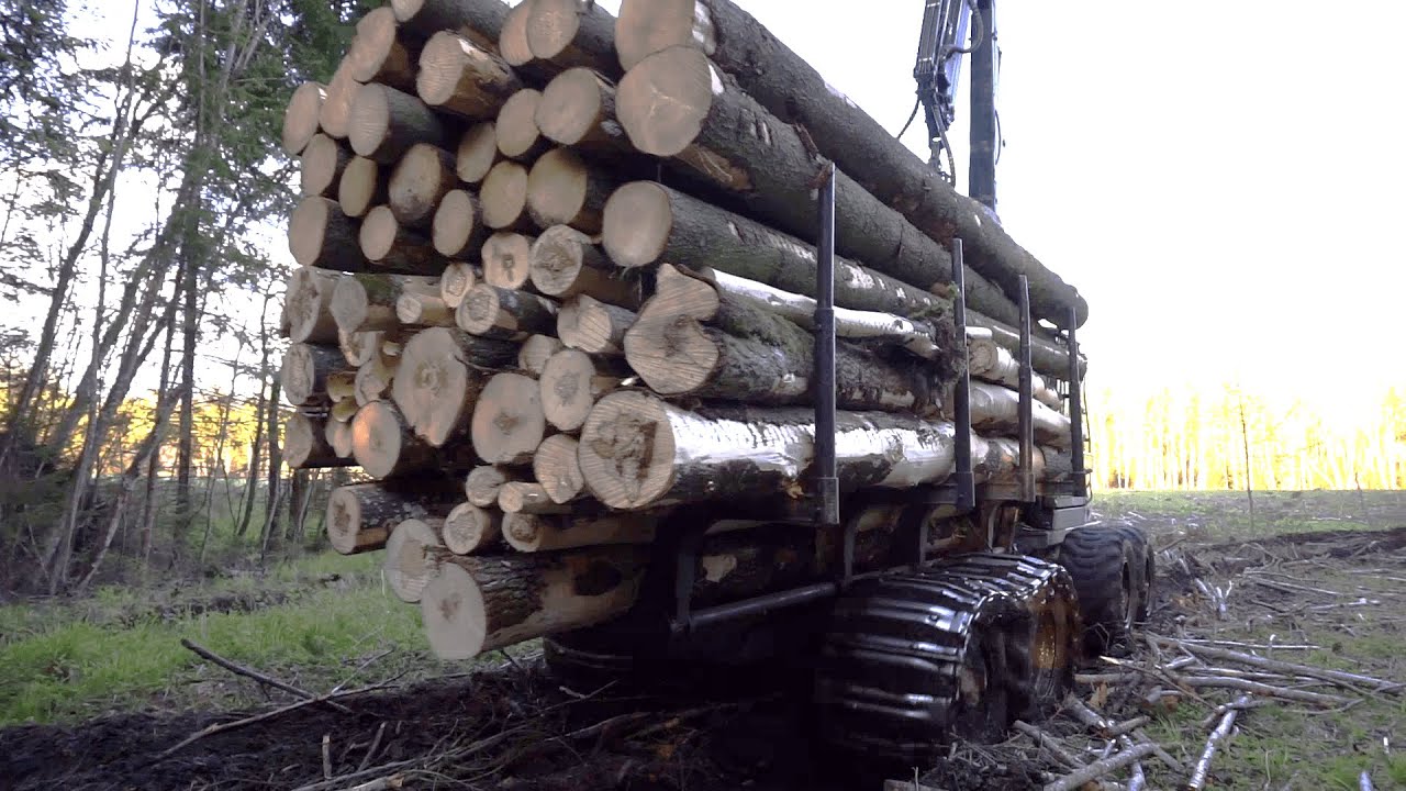 Logging with John Deere, wet conditions, big load
