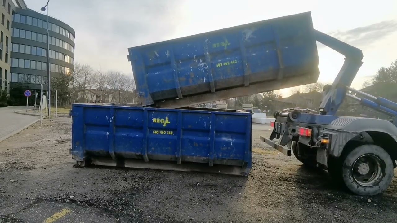 Rozładowanie kontener&oacute;w, Hakowcem po warszawie #hakowiec #hooklift