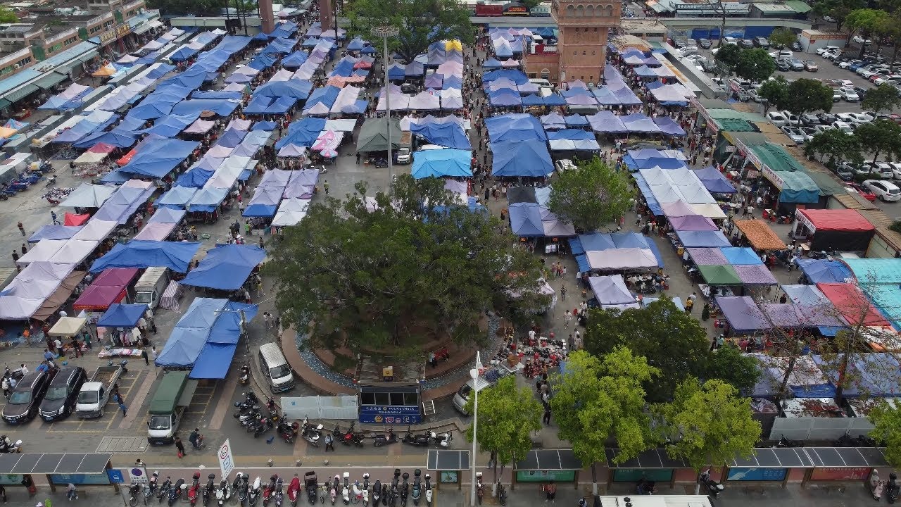 這是哪裡的市集？跟著鏡頭一起穿梭在熱鬧的人群中，感受最道地的在地生活