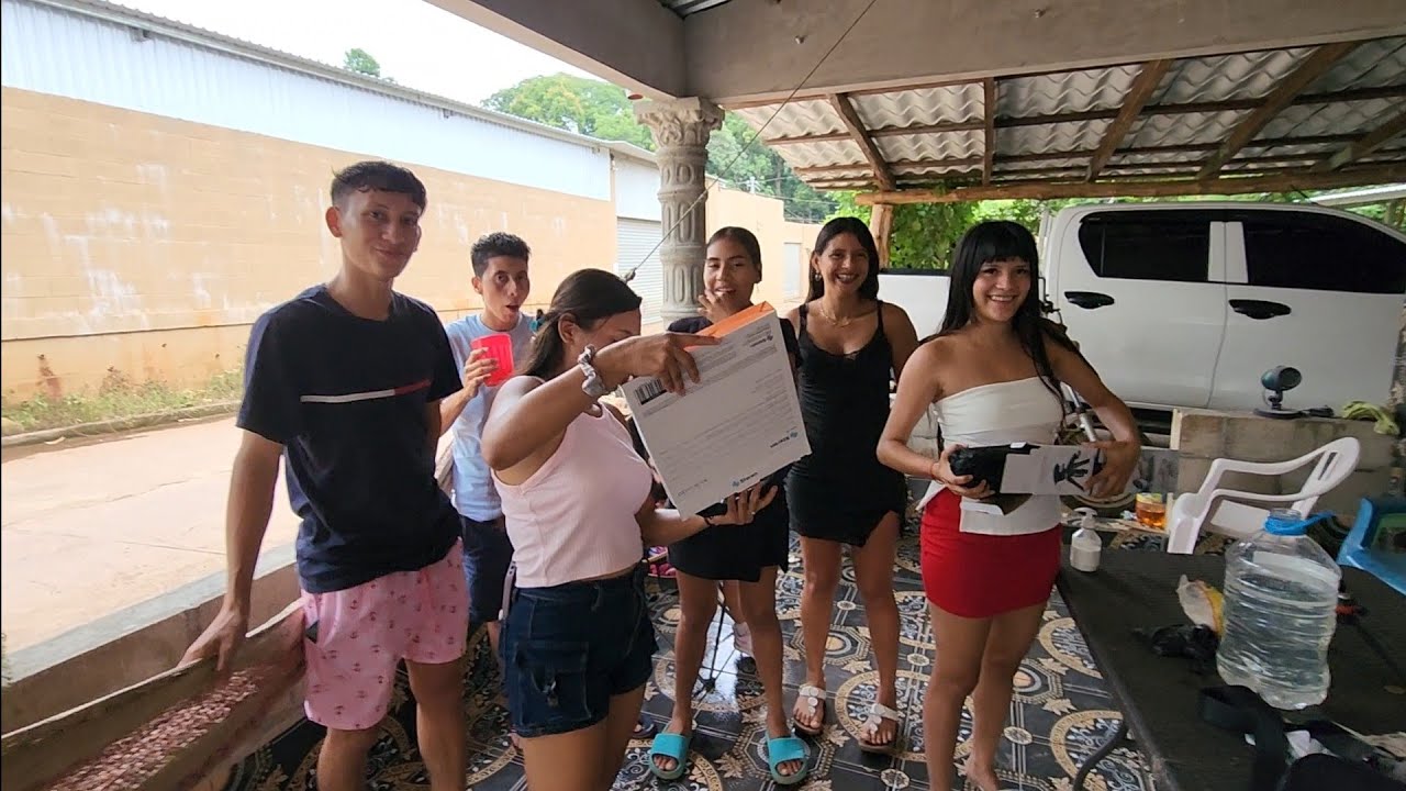 Todos muy emocionados recibiendo este bonito regalo para el canal 😱😍